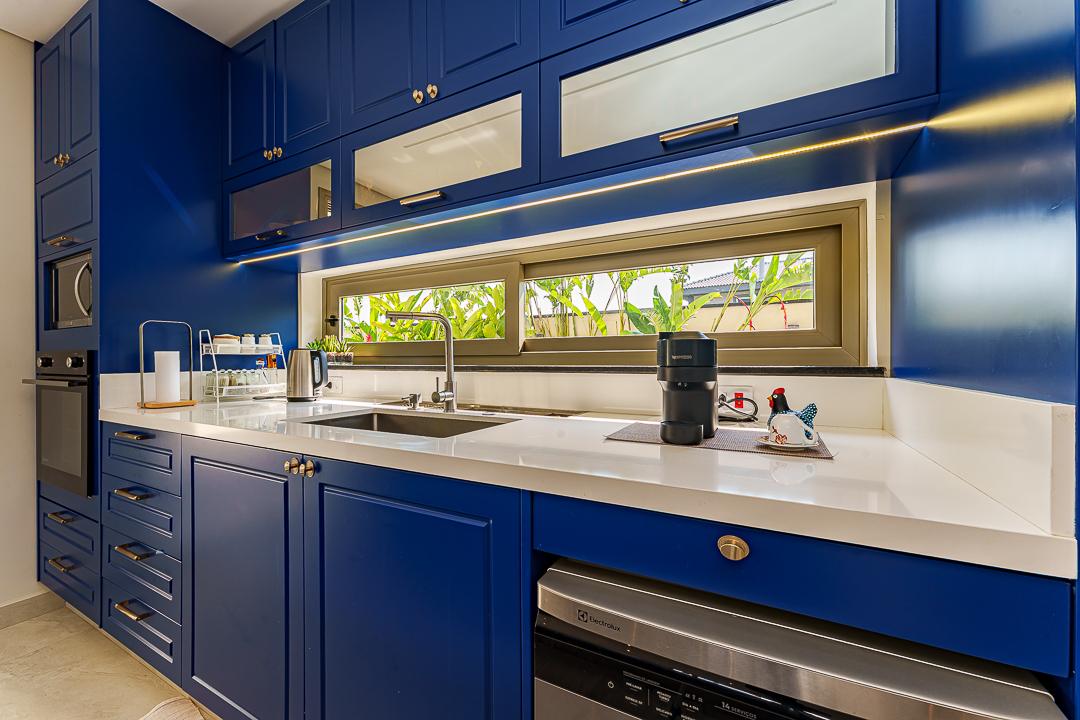 Pia da cozinha da Casa X-18 com bancada de quartzo branco embaixo da janela