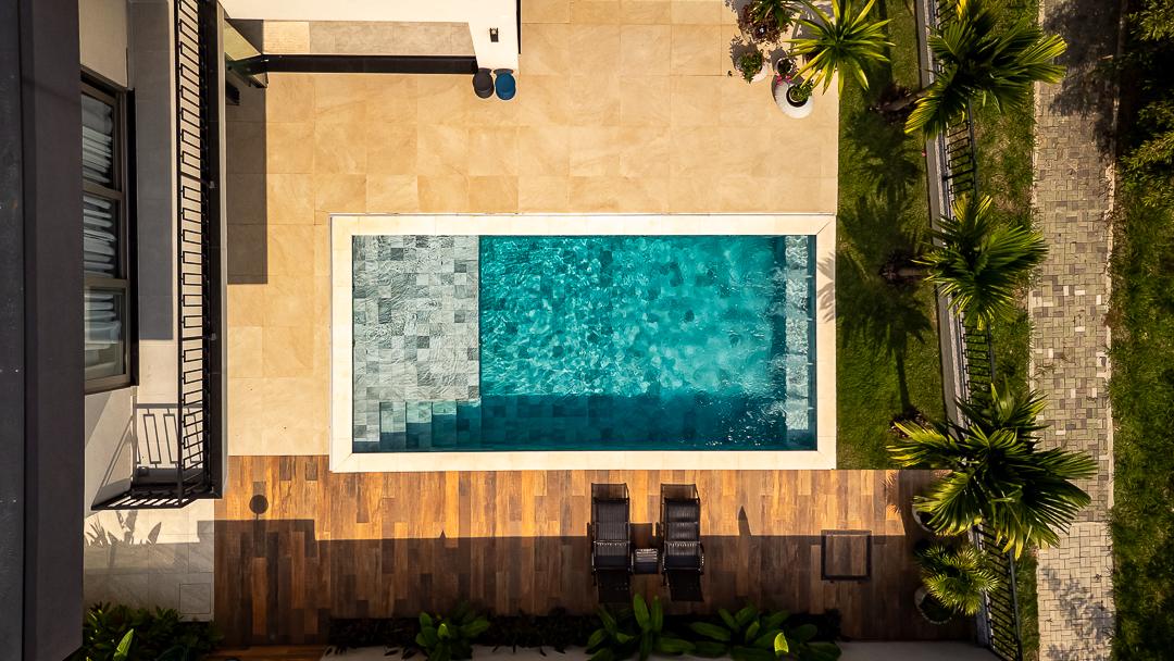 A piscina vista de cima.