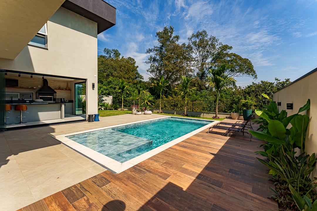 Porcelanato amadeirado em volta da piscina.