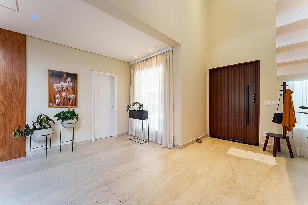 A mesma porta vista de dentro de casa.