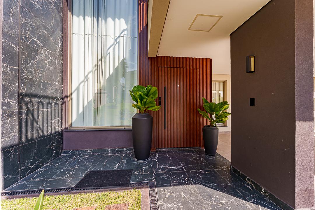 A nossa porta de entrada pivotante, de alumínio imitando madeira.