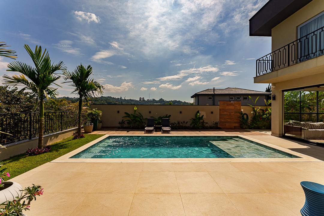 Porcelanato no quintal, em volta da piscina.